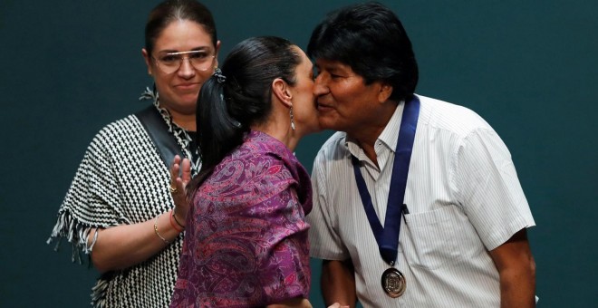 La jefa de Gobierno de la Ciudad de México, Claudia Sheinbaum, nombra a Morales “huésped distinguido” de la capital del país.-REUTERS