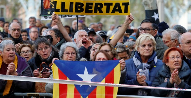 18/11/2019 - Manifestantes frente al TSJCat, donde Quim Torra se sienta en el banquillo acusado de un delito de desobediencia. / REUTERS - ENRIQUE CALVO