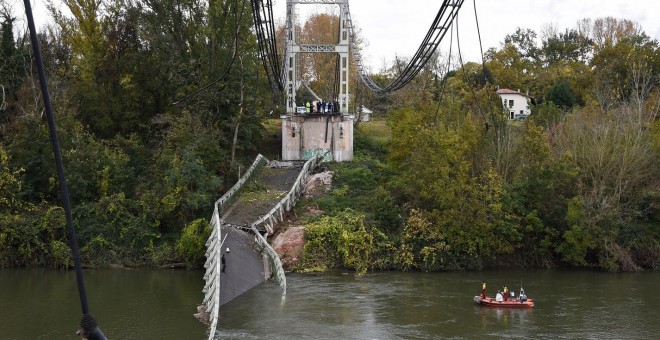 18/11/2019 - Un puente colgante se derrumba cerca de Toulouse. / AFP