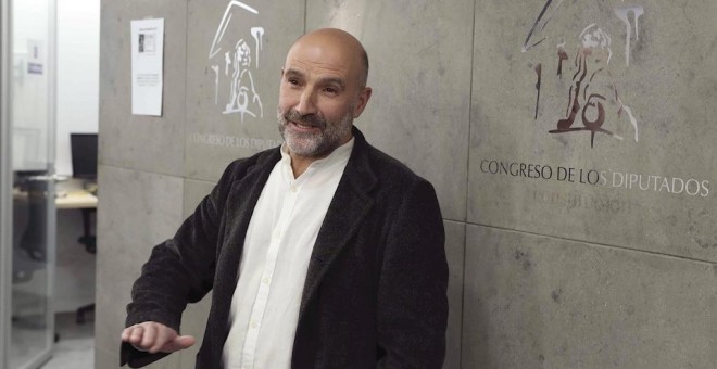 El diputado de BNG Nestor Rego, hace declaraciones a los periodistas en los pasillo del Congreso tras la reunión que ha mantenido con la portavoz parlamentaria socialista, Adriana Lastra, dentro de los contactos del PSOE con otros partidos para recabar ap