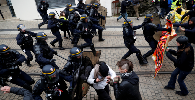 En el primer aniversario de la protesta de los chalecos amarillos en Francia, miembros de la Policía se enfrentan con manifestantes./ Stephane Mahe (REUTERS)- Nantes