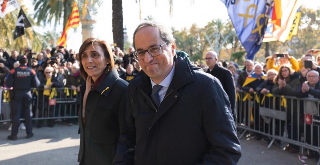 Torra, al costat de la seva dona, Carola Miró, abans d'entrar al TSJC. EUROPA PRESS / PAU VENTEO