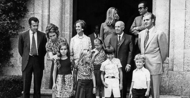 La familia Franco y los entonces príncipes de España con sus hijos en la puerta del pazo de Meirás EFE