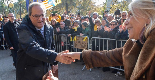 18/11/2019-. El presidente de la Generalitat, Quim Torra, saluda a la gente que le esperaba a su salida del Tribunal Superior de Justicia de Cataluña. EFE/Enric Fontcuberta