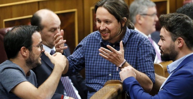 Pablo Iglesias, líder de Podemos, junto a Gabriel Rufián, de ERC, este martes en el Congreso de los Diputados. EFE