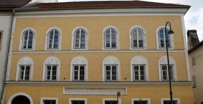 La casa en la que Adolf Hitler nació, situada en Braunau. /  REUTERS - LEONHARD FOEGER