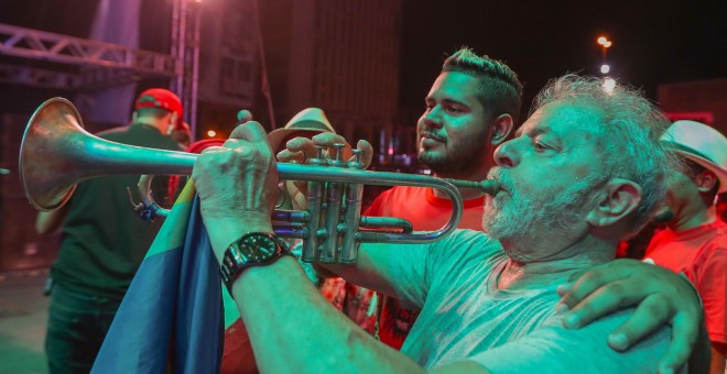 El expresidente brasileño Lula da Silva, recién liberado, en un acto en su honor celebrado en Recife (Pernambuco)./ RICARDO STUCKERT (INSTITUTO-LULA). 17/11/19.