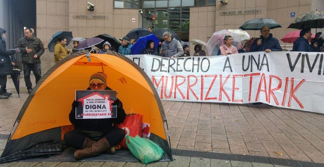 Imagen de una protesta realizada por colectivos sociales contra los desahucios en Barakaldo. BERRI OTXOAK
