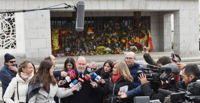 Juan Chicharro, presidente de la Fundación Nacional Francisco Franco atiende a los medios a escasos metros de la tumba de Franco.- FERNANDO SÁNCHEZ