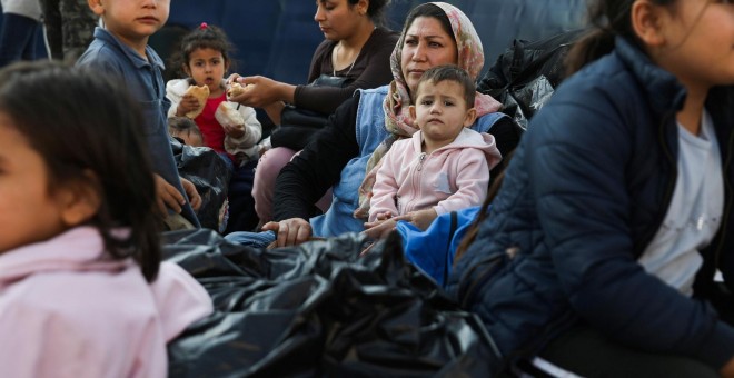 22/10/2019- Refugiados esperan ser trasladados a campamentos en tierra firme, en el puerto de Elefsina, cerca de Atenas, Grecia. REUTERS / Costas Baltas