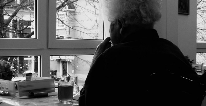 Una anciana mirando por la ventana. / PIXABAY (Gerd Altmann)