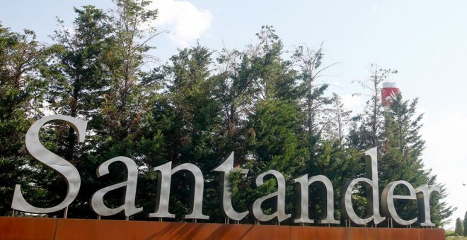 Cartel del Banco Santander a la entrada de su Ciudad Financiera, en la localidad madrileña de Boadilla del Monte. E.P./Ricardo Rubio