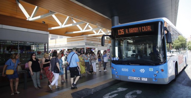 Varias personas se suben a un autobús de la EMT en Madrid. E.P./Eduardo Parra