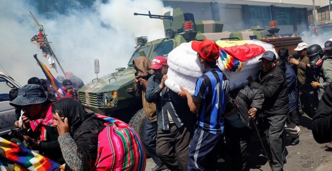 21/11/2019 - Militares irrumpen en una marcha fúnebre en Bolivia. / REUTERS - MARCO BELLO