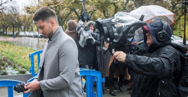 Víctor Rodríguez 'Viti', uno de los acusados de agresión sexual a una menor a su llegada a la Audiencia Provincial de Burgos. EFE/Santi Otero