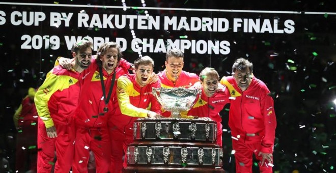 Los jugadores del equipo español celebran tras recibir el trofeo que les acredita vencedores de la final de Copa Davis. /EFE