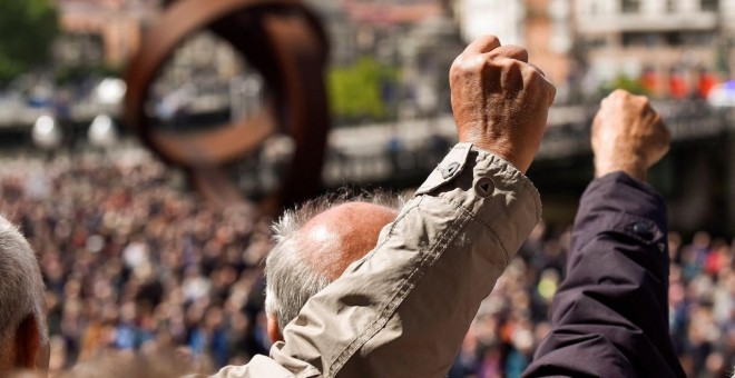 Imagen de archivo de una de las movilizaciones realizadas por los pensionistas vascos en Bilbao. MIGUEL TOÑA / EFE
