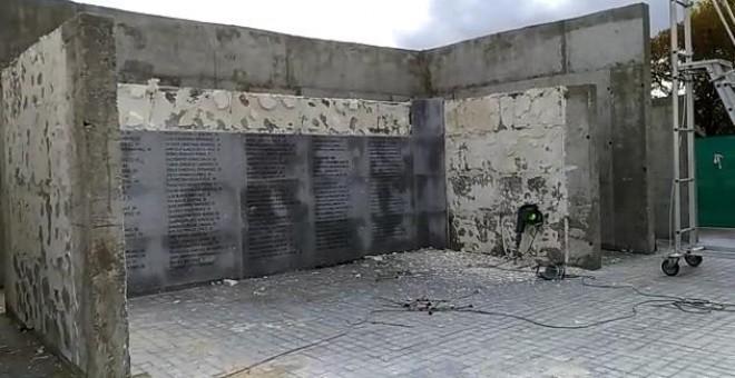 Algunas placas con los nombres de las cerca de 3.000 víctimas del franquismo ya han sido arrancadas. / Memoria y Libertad