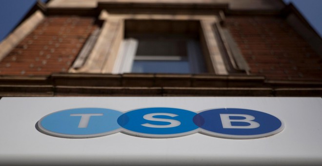 El logo de TSB, en una sucursal del banco en el centro de Londres. REUTERS/Neil Hall