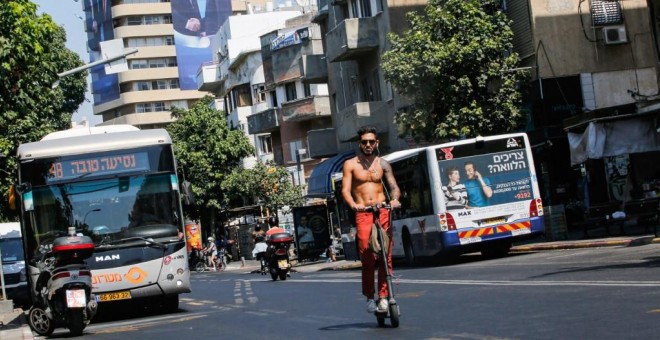 Imagen del pasado septiembre de una de las calles del centro de Tel Aviv, y sus autobuses públicos. AFP/Gil Cohen-Magen