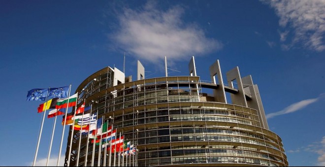 Banderas de los países de la Unión Europea frente al edificio del Parlamento Europeo en Estrasburgo (Francia). REUTERS/Arnd Wiegmann