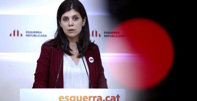 La portavoz de ERC, Marta Vilalta, este lunes durante la rueda de prensa en la que ha dado a conocer los resultados de la consulta interna sobre la investidura de Pedro Sánchez.(ALEJANDRO GARCÍA | EFE)