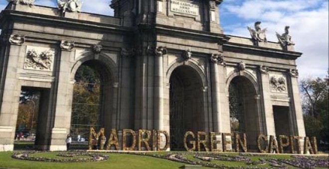 Las letras colocadas por el Ayuntamiento con el lema Madrid Green Capital en la Puerta de Alcalá. / Ayuntamiento de Madrid