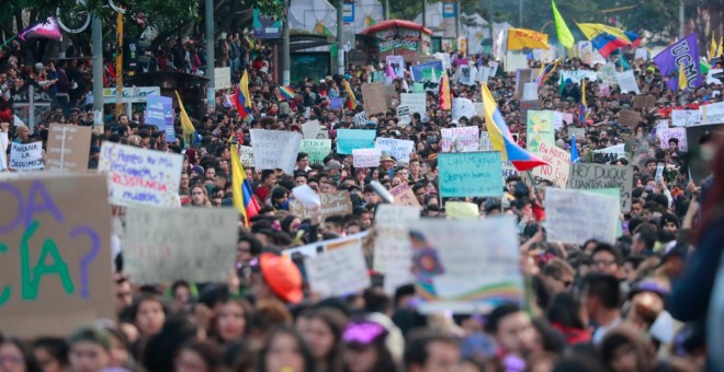 Una manifestación durante la huelga nacional en Bogotá, Colombia, el 25 de noviembre de 2019. REUTERS / Carlos Jasso