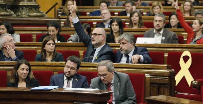 26/11/2019.- El presidente de la Generalitat, Quim Torra (primer término-d), este martes durante el pleno en el que ha sido aprobada, con los votos de JxCat, ERC y la CUP, la polémica resolución que suspendió parcialmente el Tribunal Constitucional (TC) p