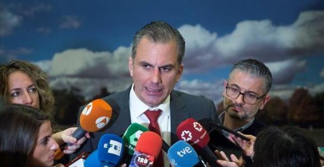 26/11/2019.- El portavoz de Vox en el Ayuntamiento de Madrid, Javier Ortega Smith, atiende a los medios tras le pleno celebrado este martes en el Ayuntamiento de Madrid. . EFE/Luca Piergiovanni