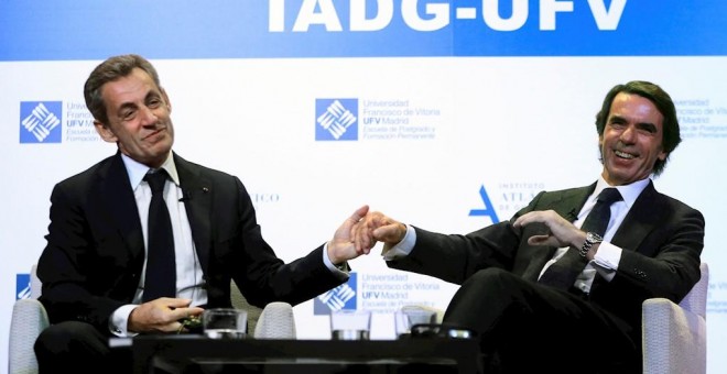El expresidente del Gobierno José María Aznar (d) y el exjefe del Ejecutivo francés Nicolás Sarkozy, durante su participación en la conferencia 'Una reflexión sobre Europa. EFE
