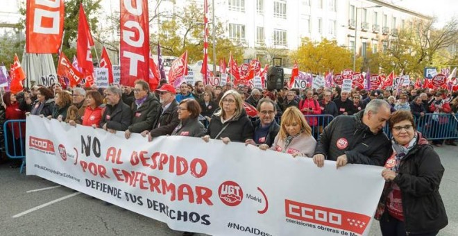 Movilización de UGT y CCOO contra el despido por enfermedad. (EMILIO NARANJO | EFE)