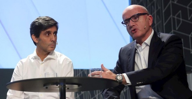 El presidente ejecutivo del Grupo Telefónica, José María Álvarez-Pallete (i), junto al consejero delegado, Ángel Vilá (d), durante la rueda de prensa ofrecida para presentar el nuevo plan de acción de la compañía. EFE/ Kiko Huesca