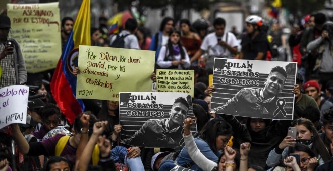 27/11/2019 - Manifestantes muestran la imagen de Dilan Cruz, el joven estudiante asesinado durante las protestas en Colombia. / AFP - JUAN BARRETO