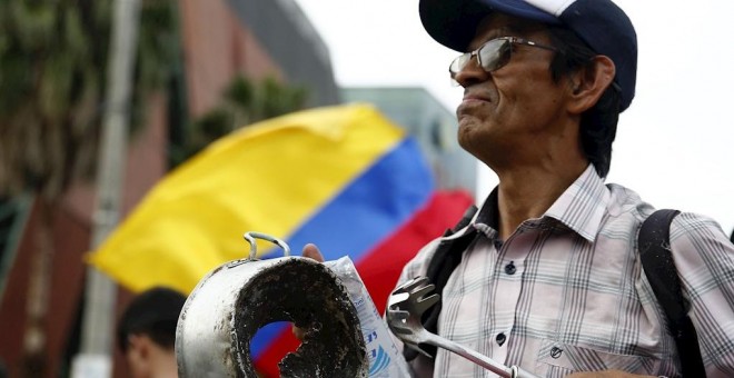 27/11/2019.- Un manifestante durante el paro nacional en Colombia. / EFE - Luis Eduardo Noriega