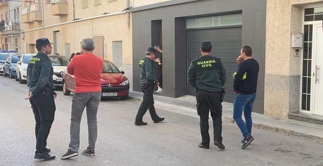 Agentes de la Unidad Central Operativa (UCO) de la Guardia Civil se han desplazado hasta la localidad de  L'Olleria para registrar la segunda vivienda del principal sospechoso de la desaparición de una mujer del pueblo valenciano de Manuel (València)./ Ra