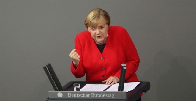 Angela Merkel interviene en el Parlamento alemán. (EFE)