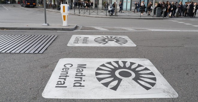 Señales en el asfalto que indican una zona afectada por Madrid Central. / Ayuntamiento de Madrid.