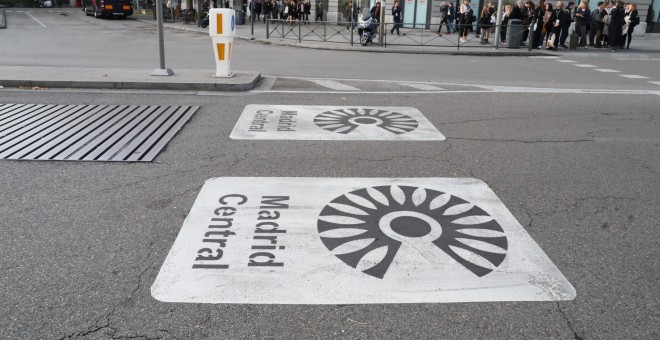 Señales en el asfalto que indican una zona afectada por Madrid Central. / Ayuntamiento de Madrid.