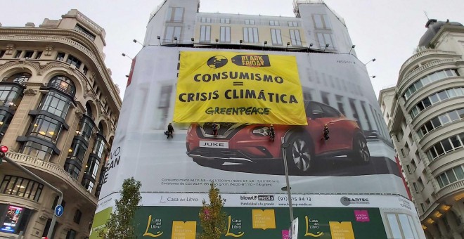 Imagen de la pancarta desplegada en un edificio de Gran Vía por Greenpeace./ Público