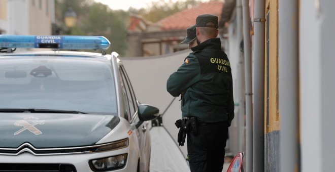 29/11/2019.- Miembros de criminalística de la Guardia Civil registran el piso del sospechoso en la localidad valenciana de Manuel. EFE/ Kai Försterling