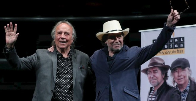 Los artistas españoles, Joan Manuel Serrat (i) y Joaquín Sabina (d), participan en una conferencia de prensa este miércoles, en Ciudad de México. EFE/Mario Guzmán