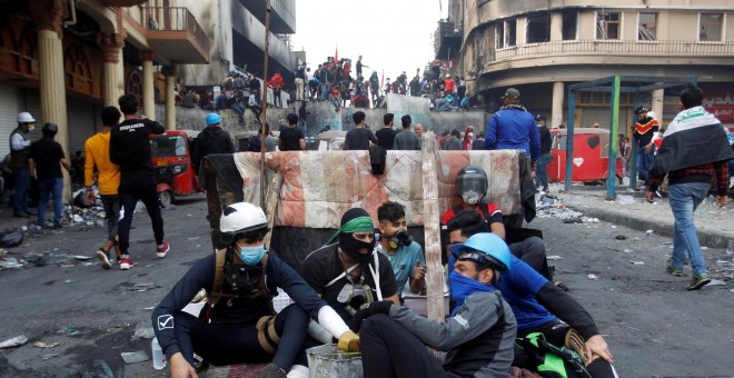 Manifestantes contra el gobierno iraquí durante las protestas en Bagdad. / Reuters