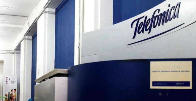El logo de Telefónica en una oficina de la operadora en Sao Paulo (Brasil). REUTERS/Leonardo Benassatto