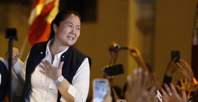 29/11/2019.- Keiko Fujimori sale este viernes del penal de mujer Santa Mónica de Chorrillos, en Lima (Perú). Keiko Fujimori, la líder de la oposición en Perú, salió este viernes de la cárcel donde estaba en régimen de prisión preventiva desde hacía casi t