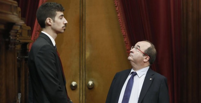 El líder del PSC, Miquel Iceta, en el Parlament de Catalunya. / ANDREU DALMAU (EFE)