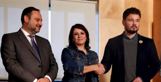 El secretario de Organización del PSOE, José Luis Ábalos, junto a la portavoz parlamentaria socialista, Adriana Lastra, y el portavoz de ERC en el Congreso, Gabriel Rufián, este jueves, durante la reunión entre los equipos negociadores del PSOE y ERC para