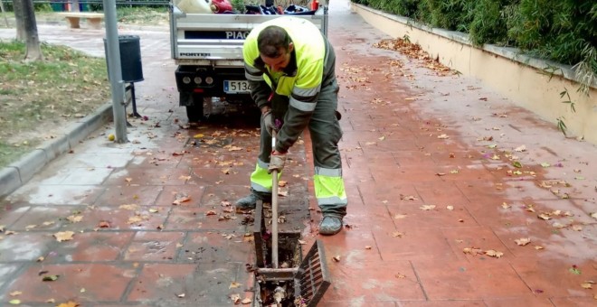 Un operario del Ayuntamiento de Murcia limpiando el alcantarillado. / Ayto. Murcia