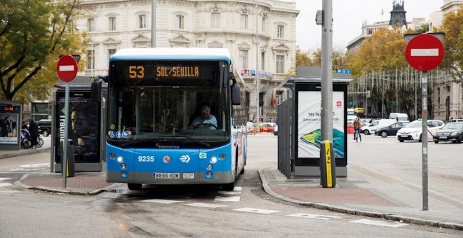 Un autobús de la EMT en una de las paradas de la madrileña Plaza de Cibeles. EFE/Luca Piergiovanni.