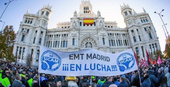 Trabajadores de la EMT se congregan frente al Ayuntamiento de Madrid durente la jornada de huelga./ Rodrigo Jiménez (EFE) 3-12-19